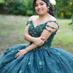 Off Shoulder Emerald Green Quinceanera Dress Lace Appliques V Neck 15 Dresses