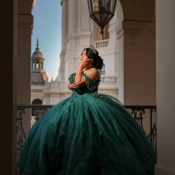 Off Shoulder Emerald Green Quinceanera Dresses V Neck Lace Appliques 15 Dress