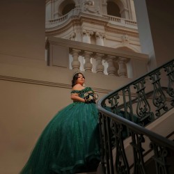 Off Shoulder Emerald Green Quinceanera Dresses V Neck Lace Appliques 15 Dress