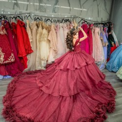 Off Shoulder Burgundy Quinceanera Dress Sweetheart Neck Vestidos De 15 Anos Tiered Sweet 16 Birthday Pageant Party Ball Gown Customized